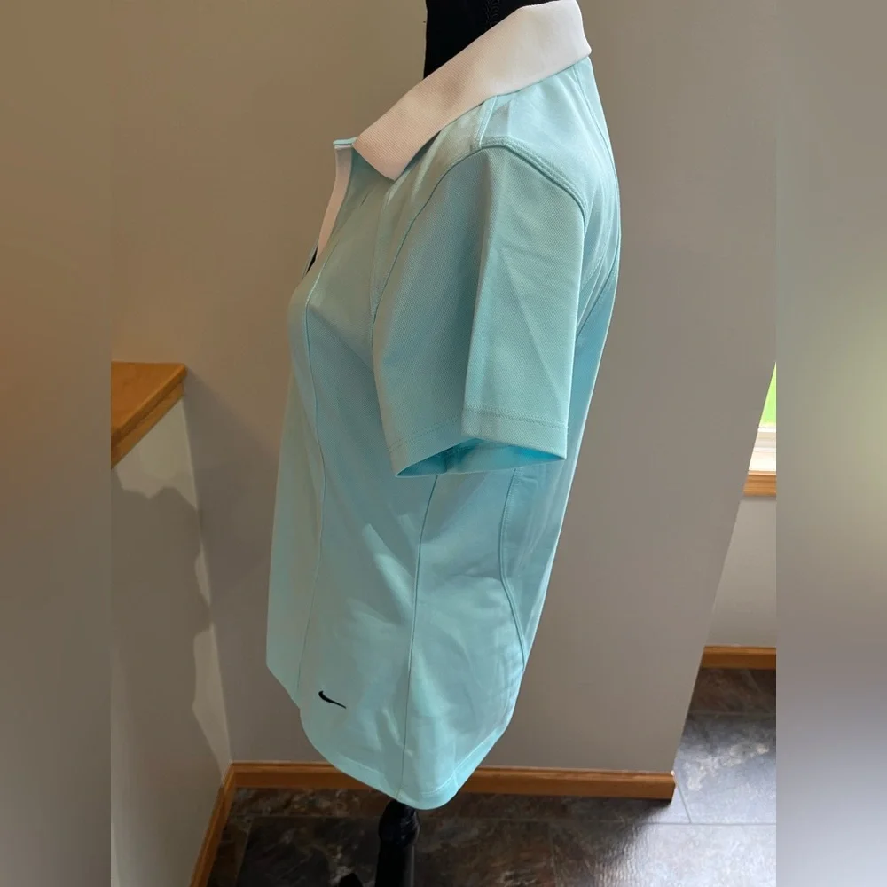 Women’s Nike Sphere fit dry pull over V neck short sleeve. Light blue. Medium